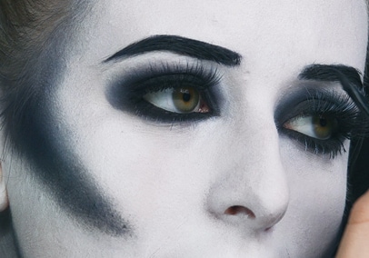 <p style="text-align: center;"><span style="font-size:22px;"><strong>Scary make up 101</strong></span></p>