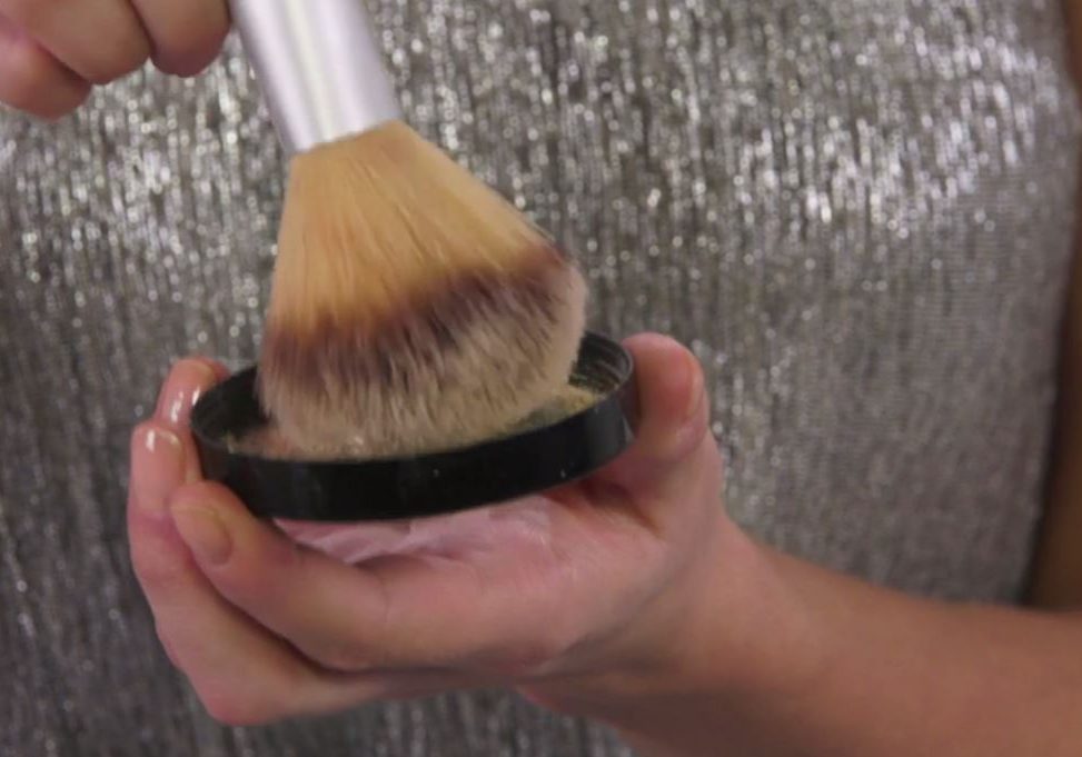 How to Modern 1920 Flapper Girl Makeup 1 (1)