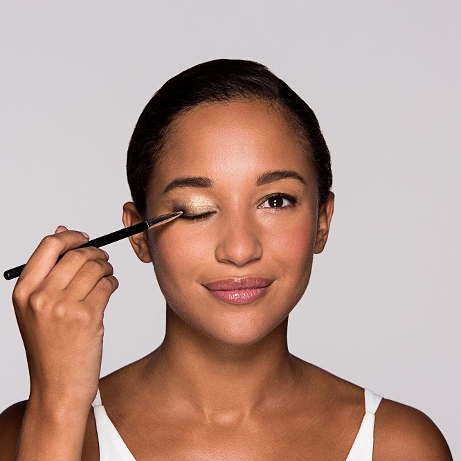 Apply eye shadow 4