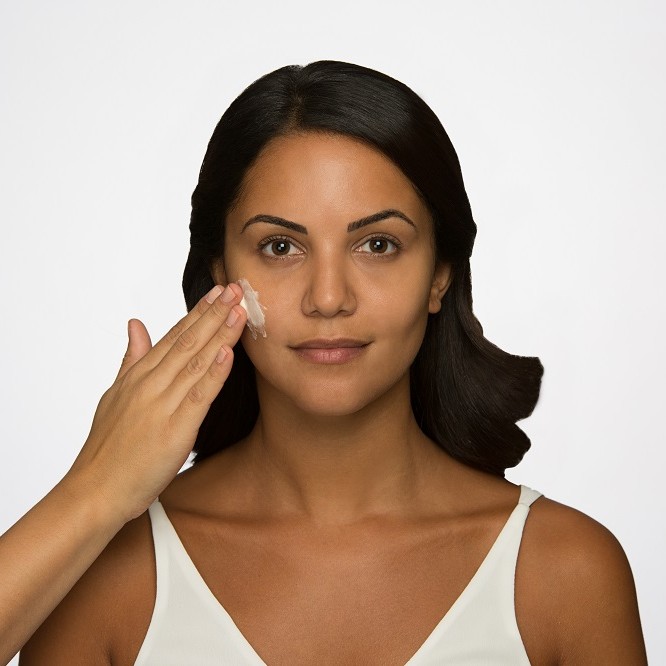 evergreen-make-up-tutorial-flawless-complexion-step-3-moisturise