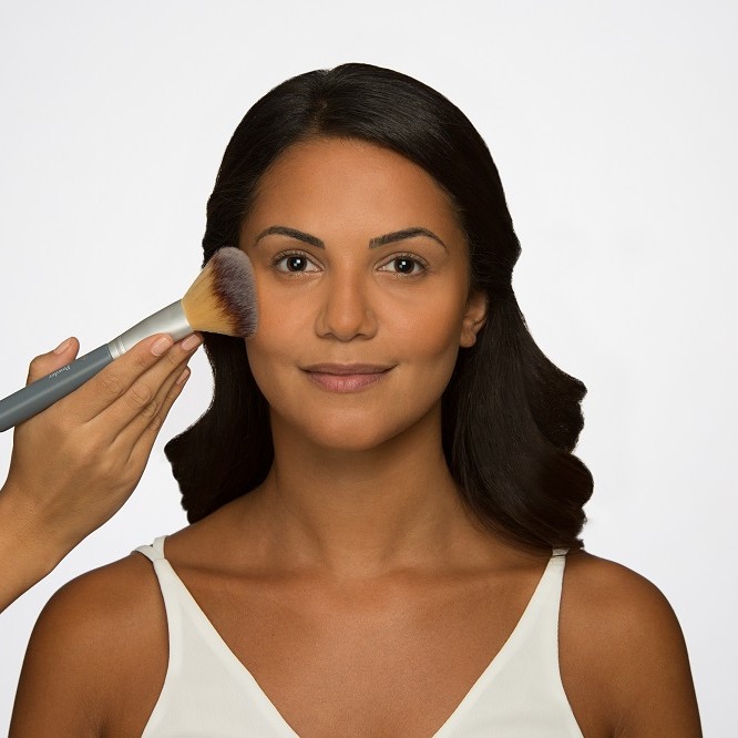 evergreen-make-up-tutorial-flawless-complexion-step-7-loose-powder